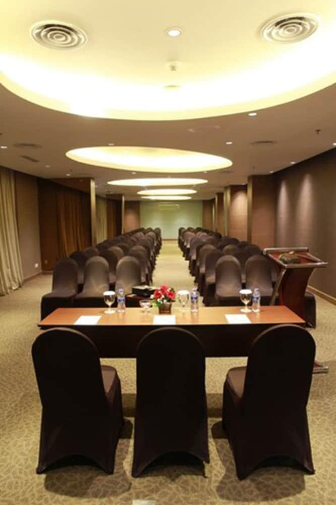 Soll Marina Hotel Serpong Extérieur photo
