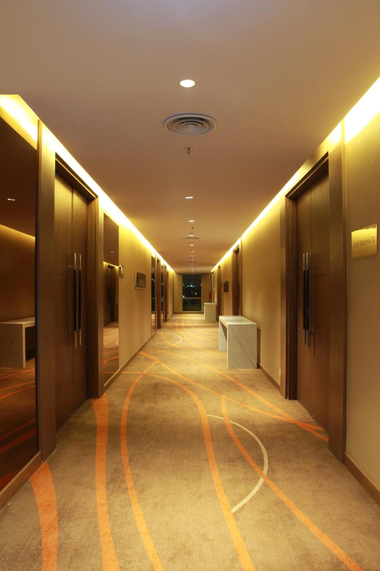 Soll Marina Hotel Serpong Extérieur photo